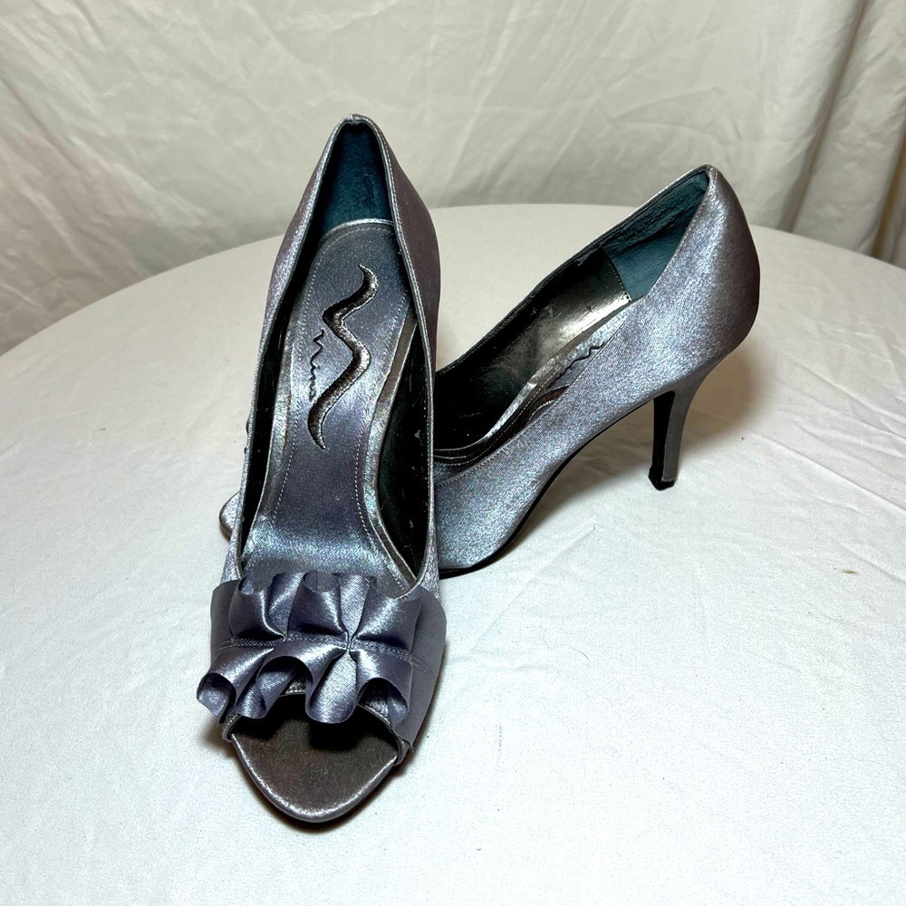 Nina Fulvia Women's Light Pewter Satin Ruffle Peep Toe Pump Heels - US 7.5 EUC
